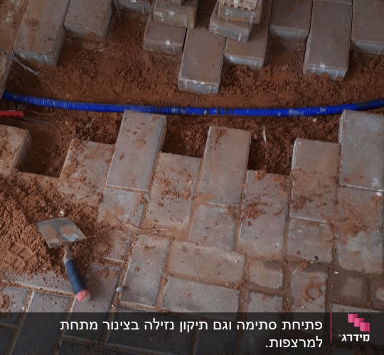 כלי עבודה וצינור כחול באתר בנייה